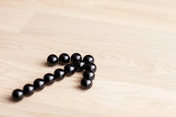 Pijl van zwarte ballen — Stockfoto