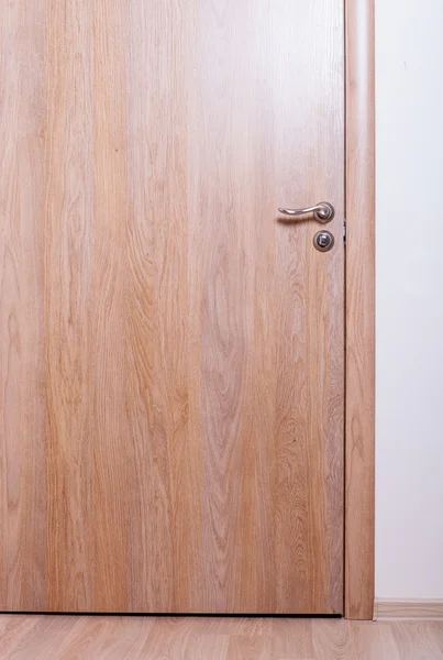 Room with closed door — Stock Photo, Image