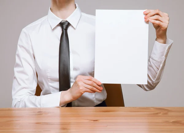 Podnikatelka drží prázdný list papíru — Stock fotografie