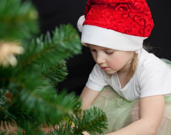 Bella bambina decora l'albero di Natale — Foto Stock