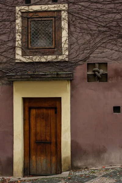 Window and door in building — Φωτογραφία Αρχείου