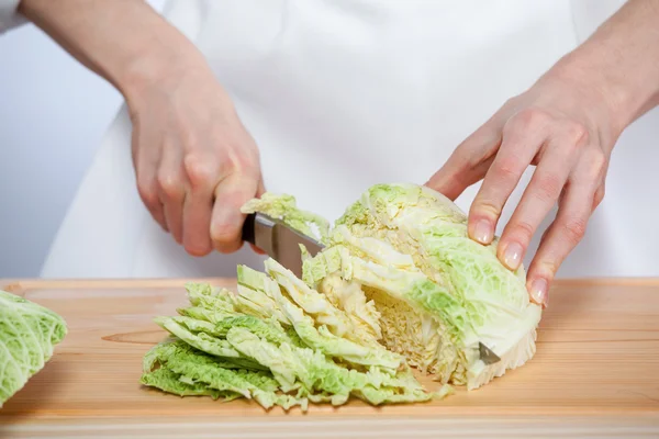 Mains de cuisinier préparant la salade — Photo