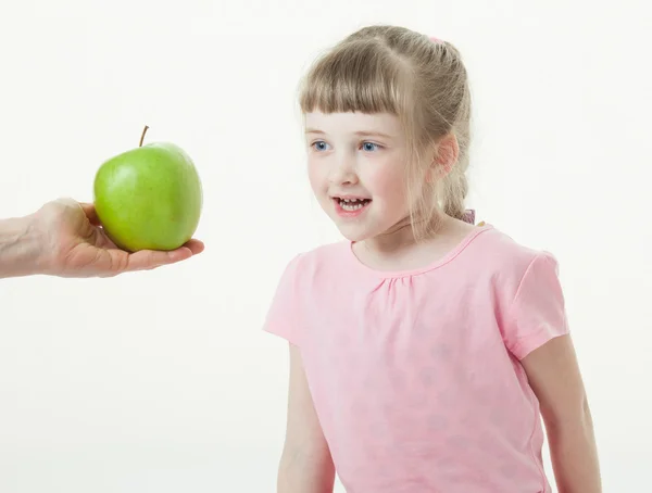 Ręką dając jabłko dla dziewczyny — Zdjęcie stockowe