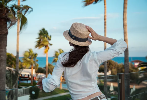 Donna che guarda sul mare — Foto Stock