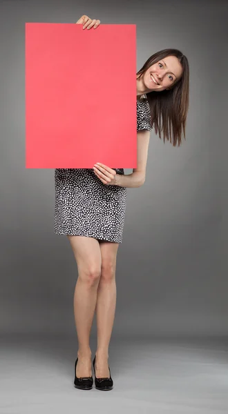 Kadın holding kırmızı poster — Stok fotoğraf