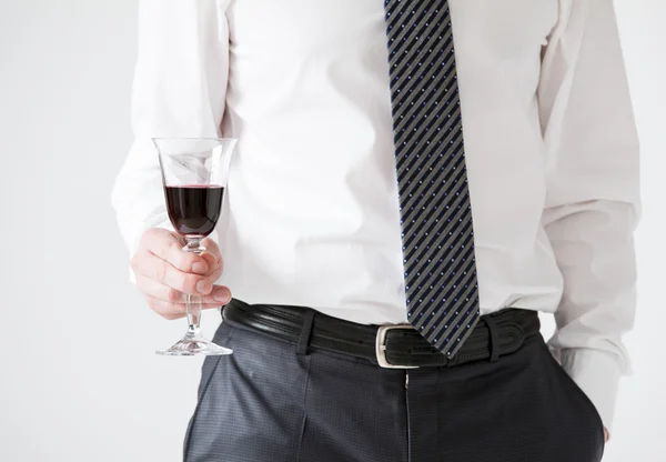 Empresário segurando uma taça de vinho — Fotografia de Stock