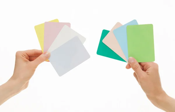 两只手，拿着彩色纸卡 — 图库照片