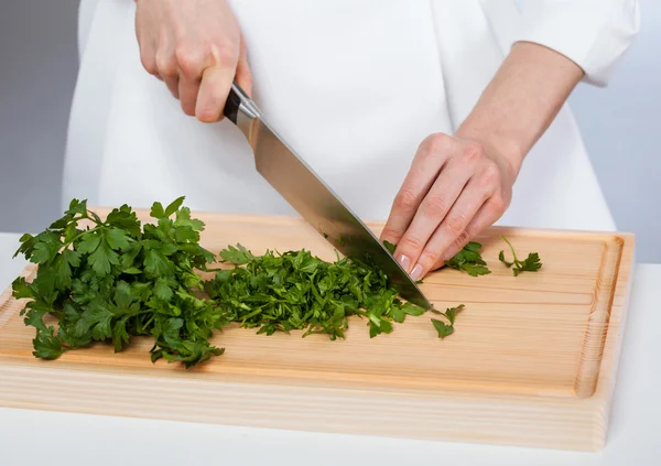 Cook's hands preparing salad — Stock Photo, Image