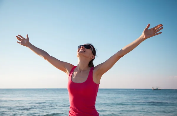 Femme se réjouit des vacances d'été — Photo