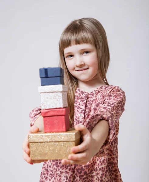 Menina segurando caixas de presente — Fotografia de Stock