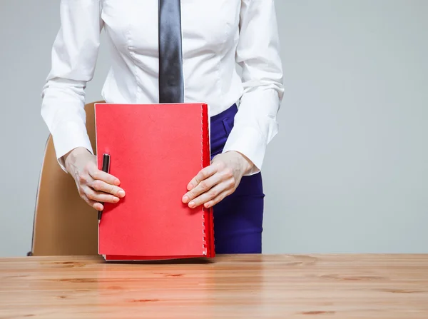 Zakenvrouw op werkplek met mappen — Stockfoto