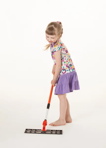 Girl learning to hold a mop — Stock Photo, Image