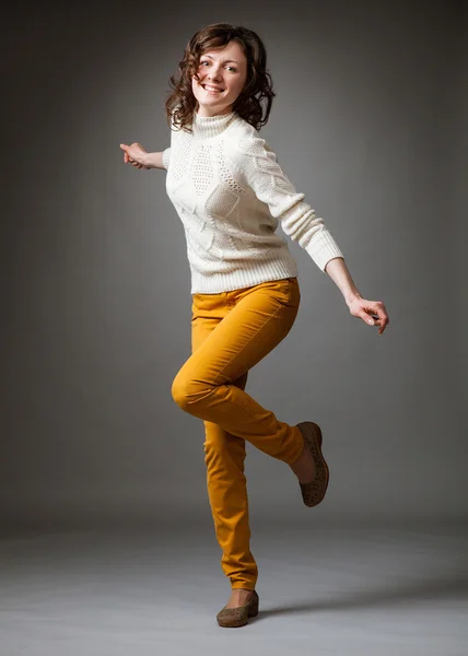 Mujer joven y feliz posando en un estudio —  Fotos de Stock