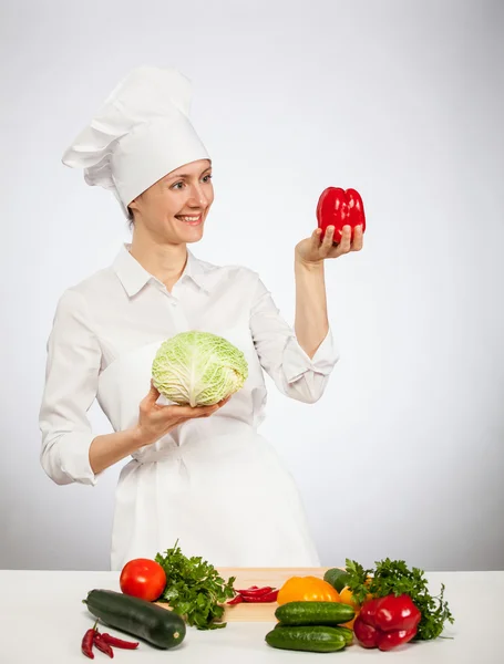 Šťastný mladý kuchař drží hlavu kapusta Hlávková — Stock fotografie