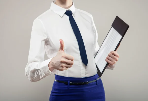 Femme d'affaires détenant des documents — Photo