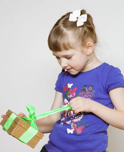 Happy little girl opening gift box — Stock Photo, Image