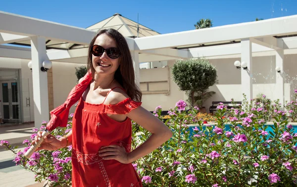 Mujer en vestido rojo — Foto de Stock