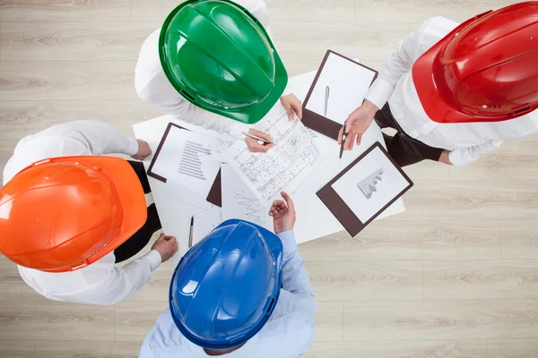 Group discussion in a construction company — Stock Photo, Image