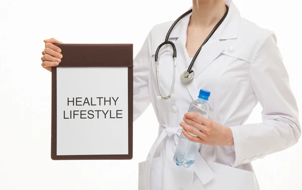 Doctor holding a clipboard and calling to healthy lifestyle — Stock Photo, Image