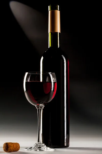 ワインとワインボトルのグラス — ストック写真