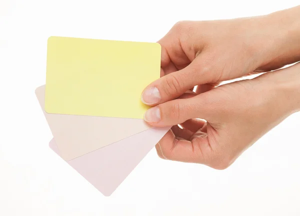 Manos sosteniendo tarjetas de papel — Foto de Stock