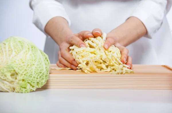 Mains de cuisinier préparant la salade — Photo