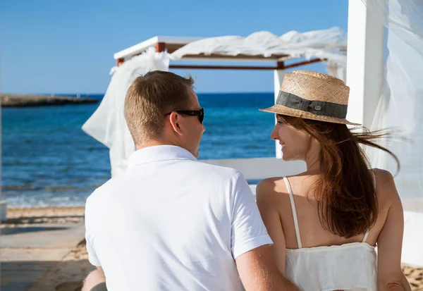 Couple resting near the sea — Stock Photo, Image