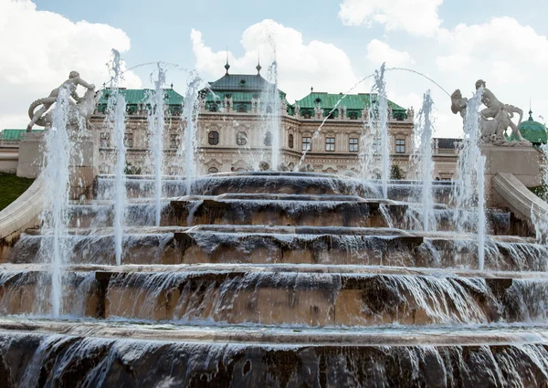 ベルヴェデーレ宮殿付近の噴水 — ストック写真