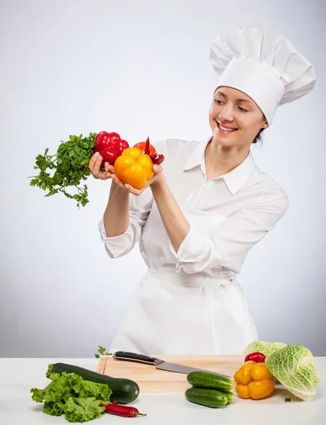 Joven cocinera sonriente preparando ensalada — Foto de Stock