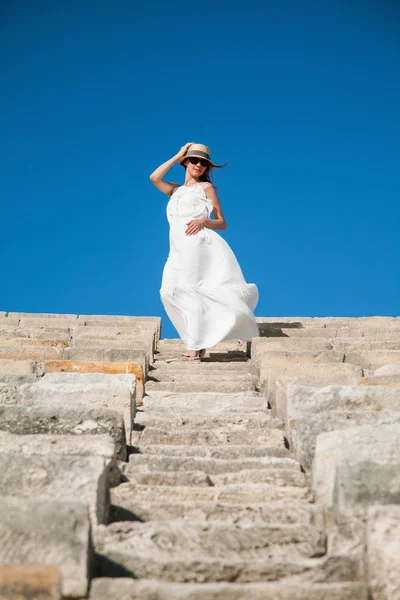 Mujer en la parte superior de escaleras de piedra —  Fotos de Stock