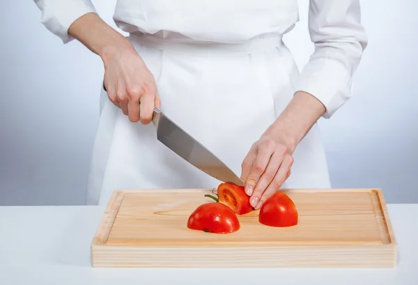 Cooks hands förbereda sallad — Stockfoto