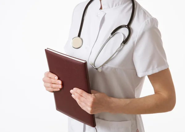 Médico segurando um livro fechado — Fotografia de Stock