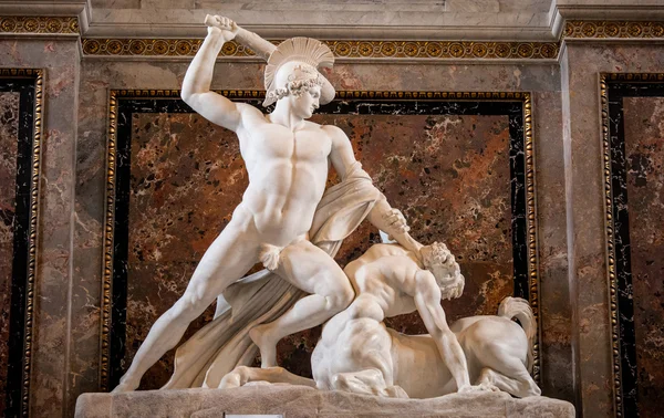 テセウスは、ケンタウロス、美術史のミューズの彫刻を敗北させる — ストック写真