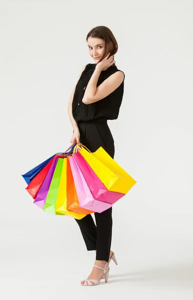 Mujer sosteniendo bolsas de papel —  Fotos de Stock