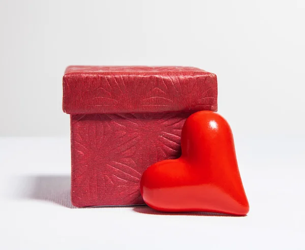 Gift box and red heart — Stock Photo, Image