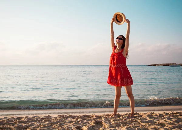 Kvinnan jublar på sommarlovet — Stockfoto