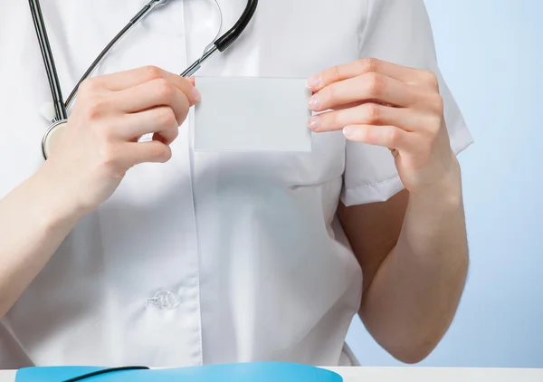 Doctor holding a badge — Stock fotografie