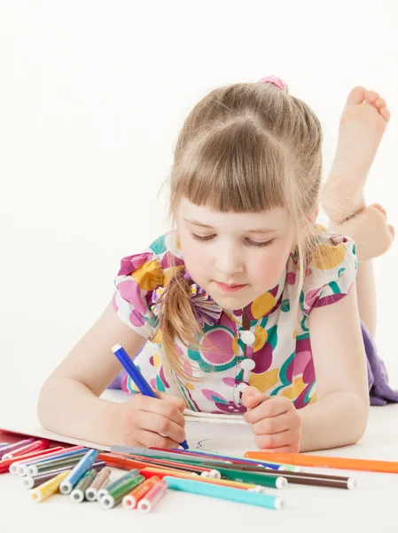 Menina desenho e deitado no chão — Fotografia de Stock