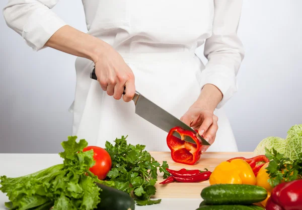Cook's hands preparing salad — Stock Photo, Image