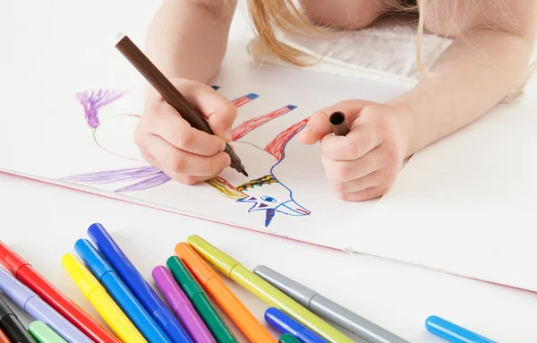 Niña irreconocible dibujando un narval — Foto de Stock