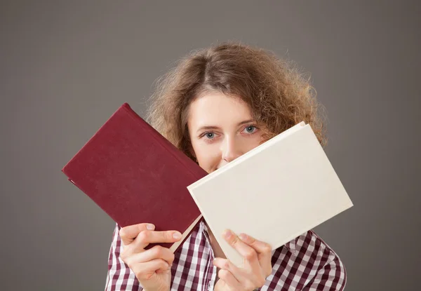 Portret całkiem młoda kobieta z dwóch książek — Zdjęcie stockowe