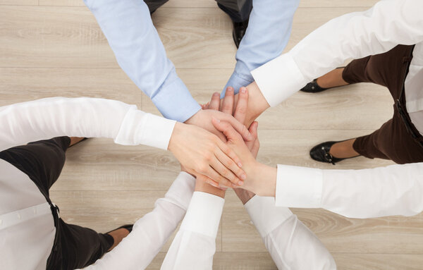 Группа рук, вид сверху
