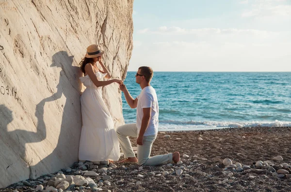 Young couple near the rock — Stock Photo, Image