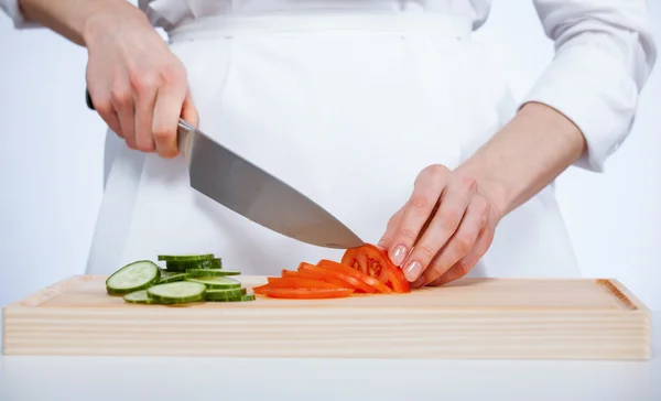 Mãos de cozinheiro preparando salada — Fotografia de Stock