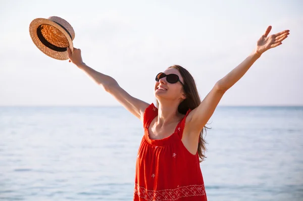 Vrouw verheugt zich aan zomervakantie — Stockfoto