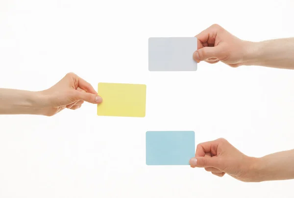 Ludzkie ręce trzymając kolorowe papierowe karty — Zdjęcie stockowe