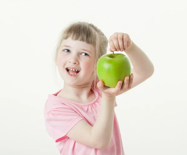 Mädchen zeigt Apfel — Stockfoto