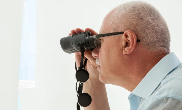 Erwachsener Mann mit Fernglas — Stockfoto