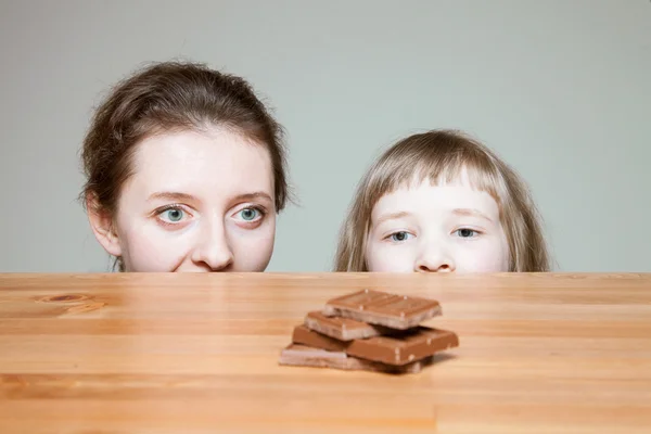 Kvinna som väntar på att äta choklad — Stockfoto