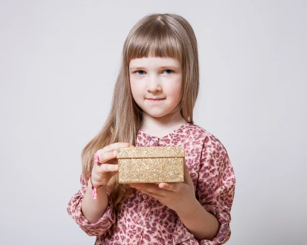 Girl holding a gift box — Stock Photo, Image